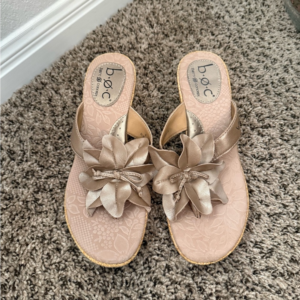 b.o.c. Women's Beige Floral Sandals